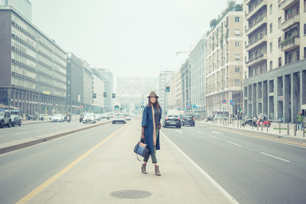 Belle jeune brune posant dans les rues de la ville
 - Photo, image