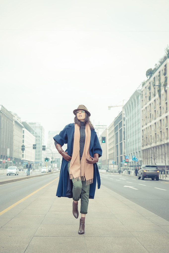 Belle jeune brune posant dans les rues de la ville
 - Photo, image