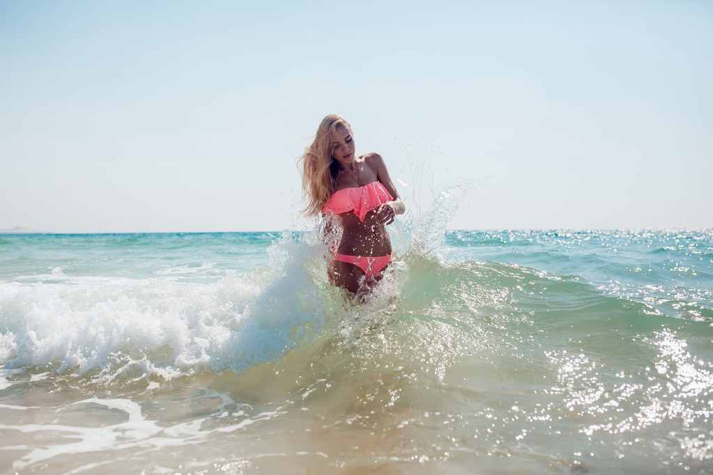 piękna blondynka na plaży - Zdjęcie, obraz