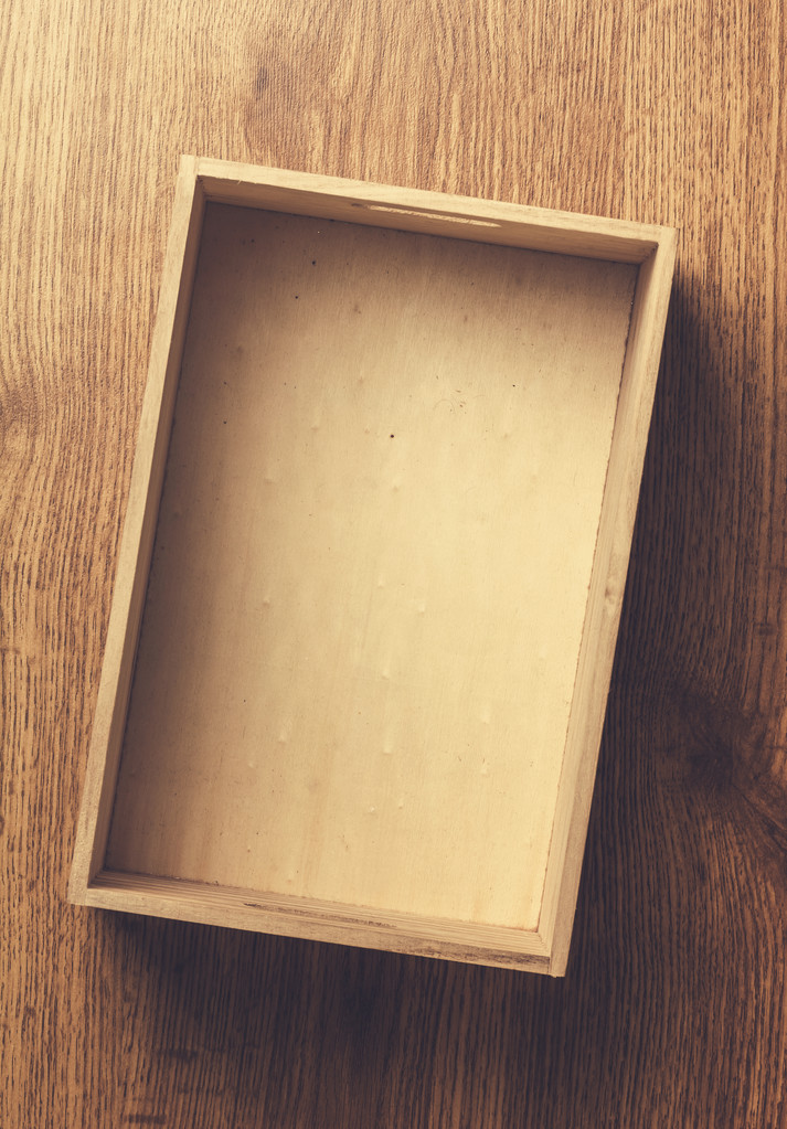 Caja sobre fondo de madera
 - Foto, Imagen