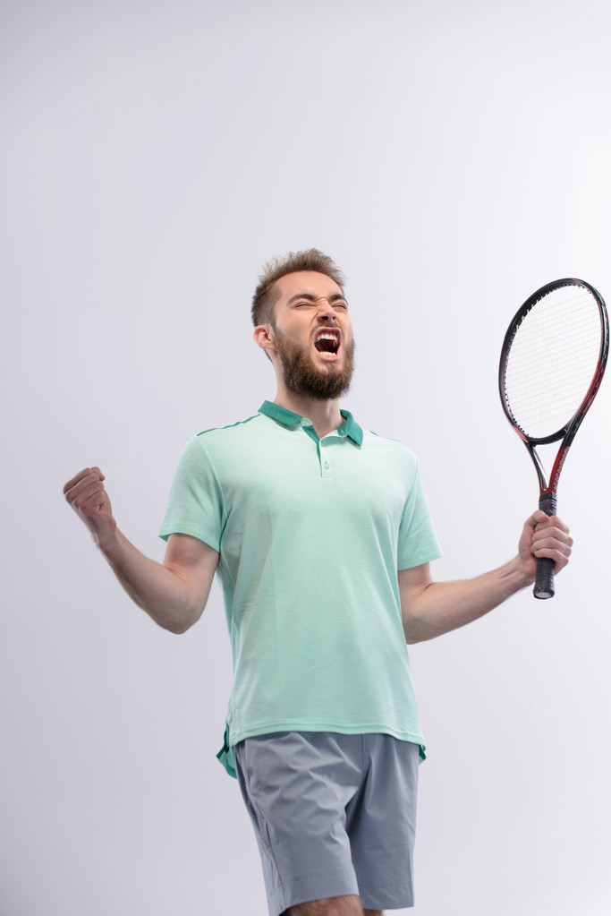άνθρωπος που κρατά την ρακέτα του τένις - Φωτογραφία, εικόνα