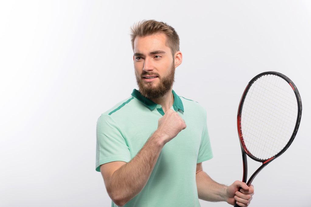 Hombre sosteniendo raqueta de tenis
 - Foto, Imagen