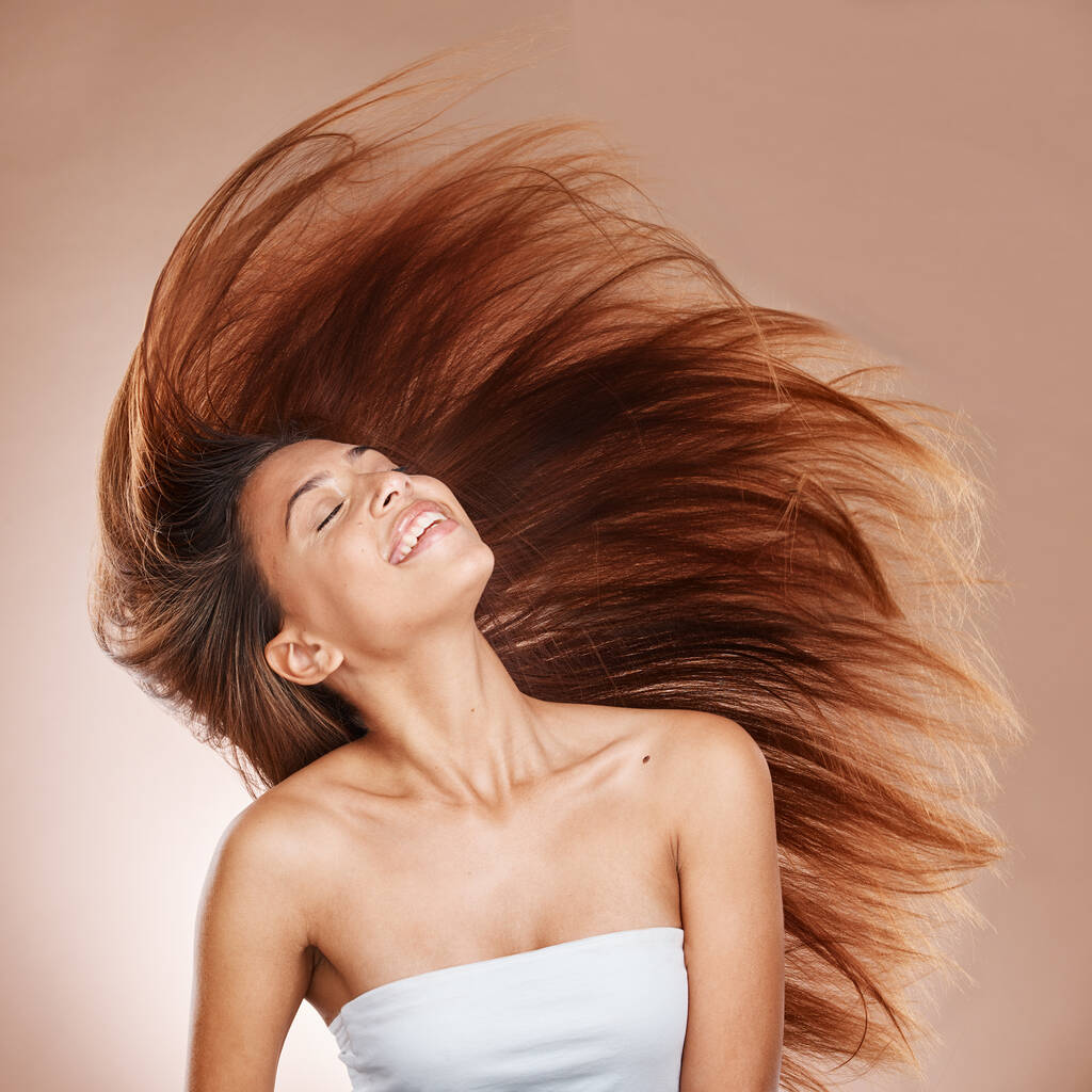 Догляд за волоссям, доблесть і жінка в майстерні з салом, кератин або догляд за волоссям з ботоксу. Косметика, щаслива і жіноча модель з Бразилії з довгим, здоровим і коричневим стилем волосся на коричневому тлі. - Фото, зображення