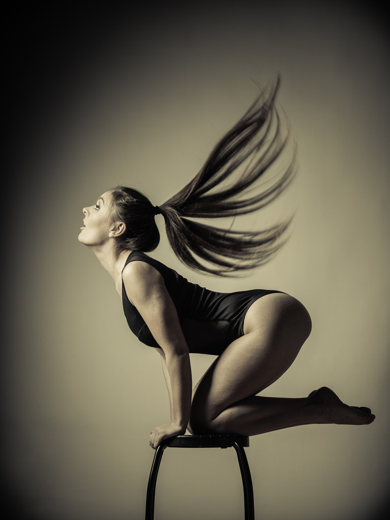 atletycznym kobieta pozowanie - Zdjęcie, obraz