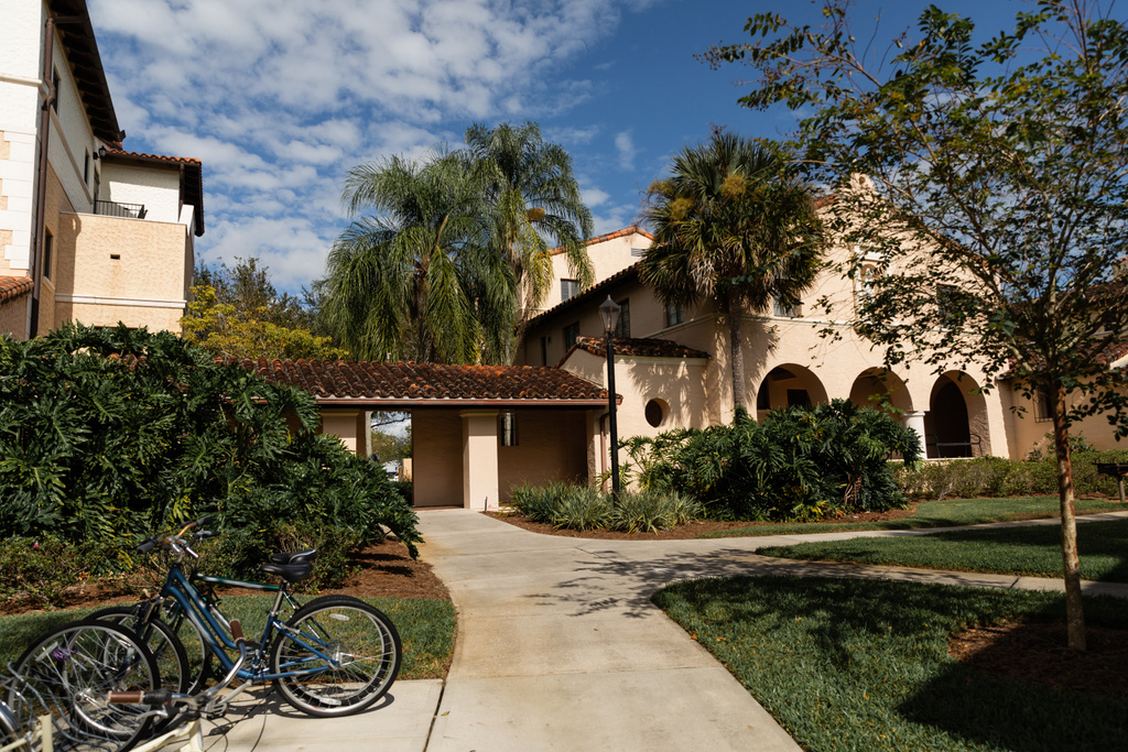 Miami 'de lüks Akdeniz tarzı bir evin yanında bisikletler.  - Fotoğraf, Görsel