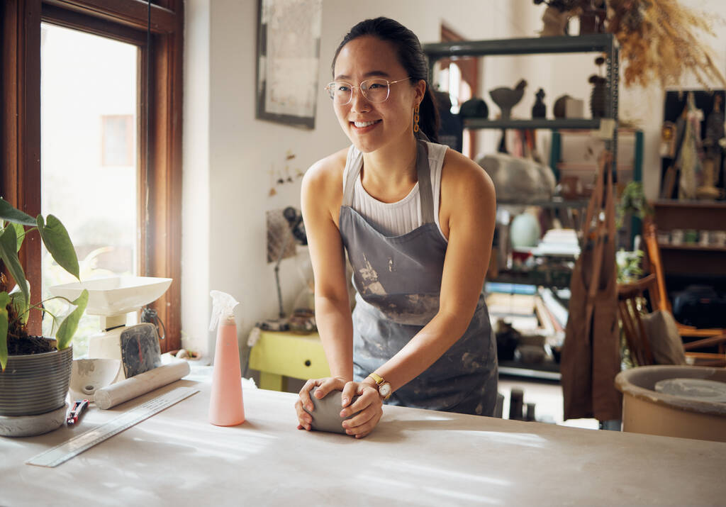 粘土スタジオ、ワークショップや彫刻製品への創造的なスタートアップのアジア、女性とアーティスト。セラミックデザイナー、創造的な陶器のプロセスと生産、中小企業での製造と創造性. - 写真・画像