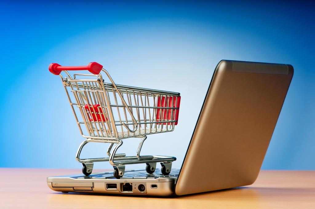 Internet online nakupování koncept s počítačem a košík - Fotografie, Obrázek