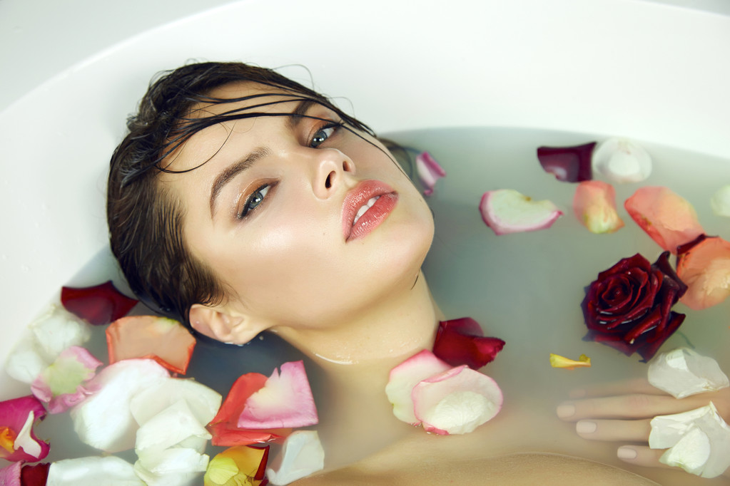 schöne sexy Frau nimmt Baderosenkerzen Valentinstag Spa - Foto, Bild