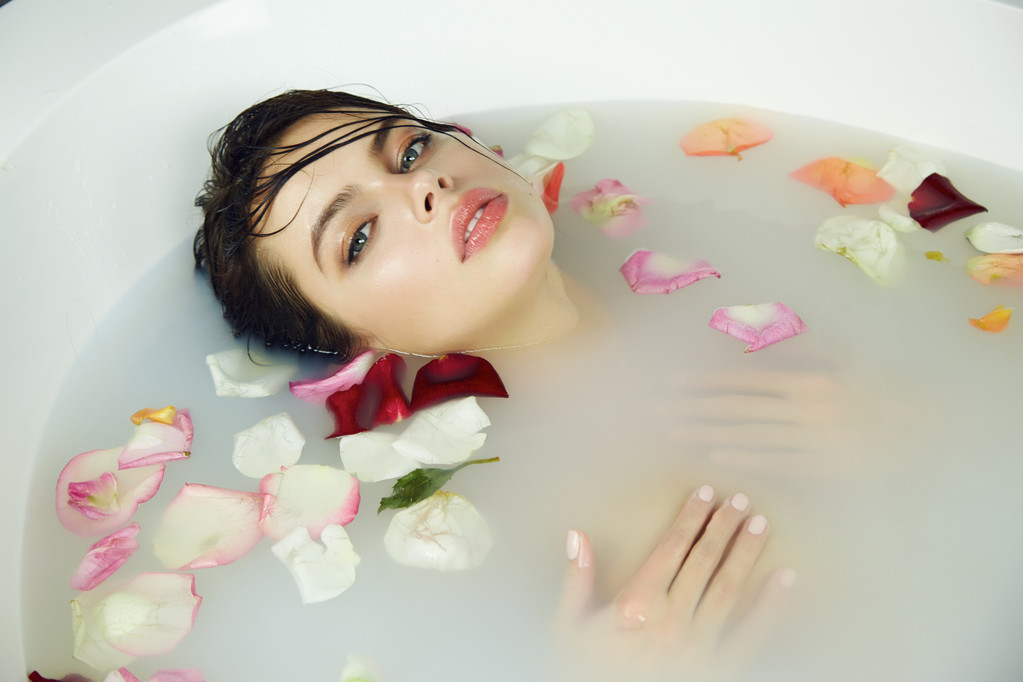 Hermosa mujer sexy toma baño rosa velas San Valentín spa
 - Foto, imagen
