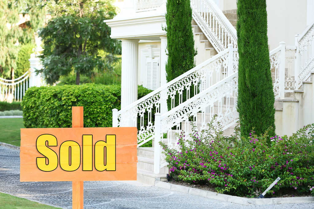 verkauftes Haus zu verkaufen Immobilienschild vor neuem Haus - Foto, Bild