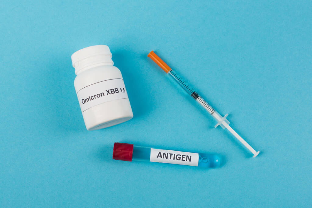 Top view of antigen near pills with omicron xbb lettering and syringe on blue background  - Φωτογραφία, εικόνα