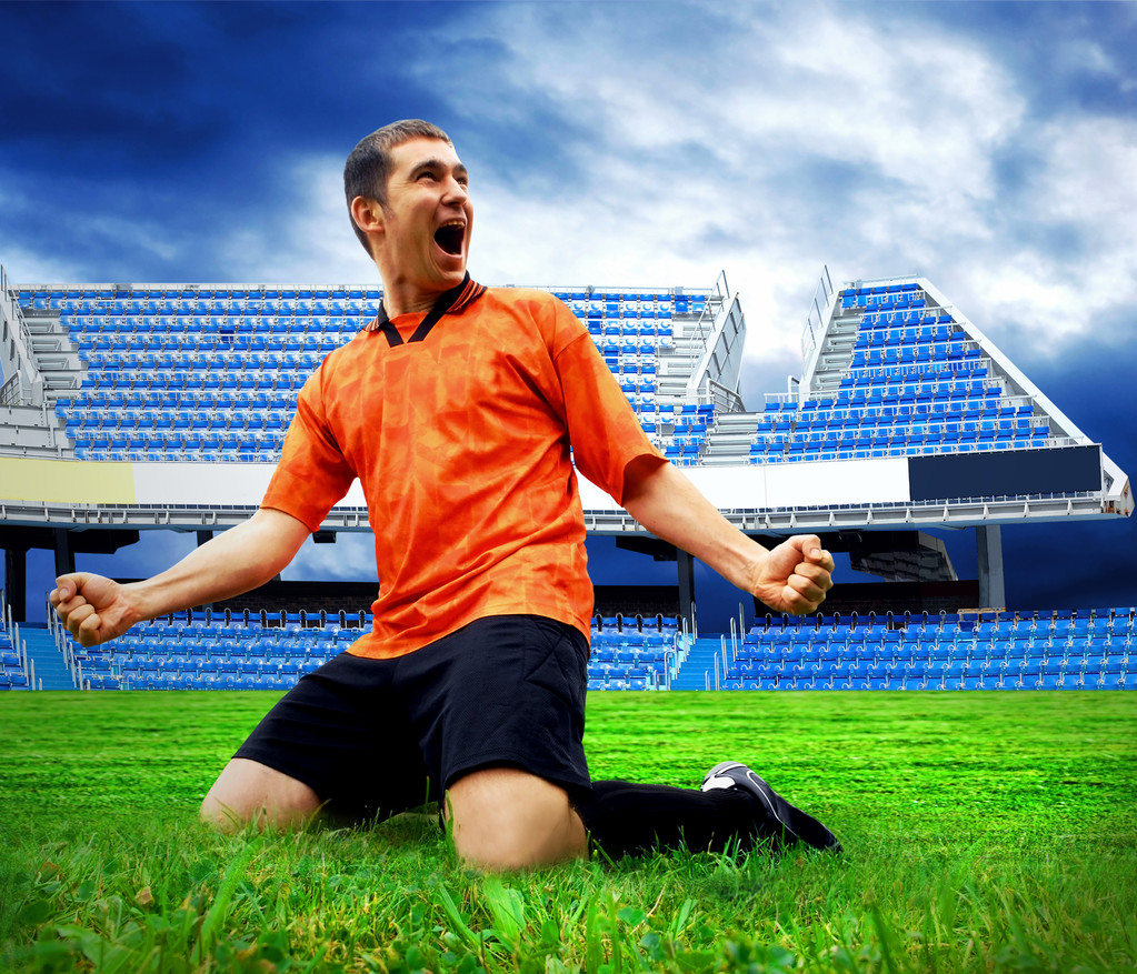 Felicidade jogador de futebol após gol no campo do estádio und
 - Foto, Imagem