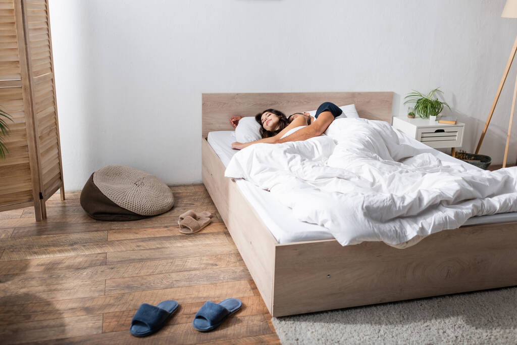 Couple sleeping on white bedding at home in morning  - Foto, Imagem