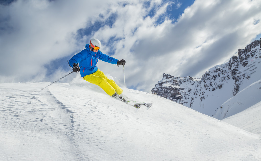 Skier σκι κατάβαση στα ψηλά βουνά - Φωτογραφία, εικόνα