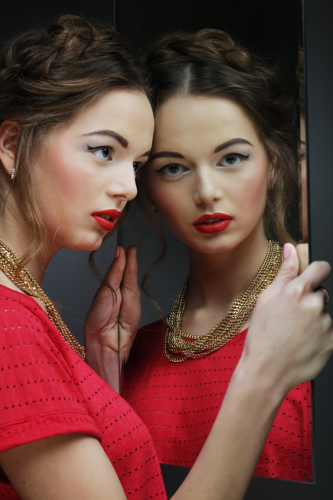 krásná dívka ženský model s světlý make-up a její zrcadlení - Fotografie, Obrázek