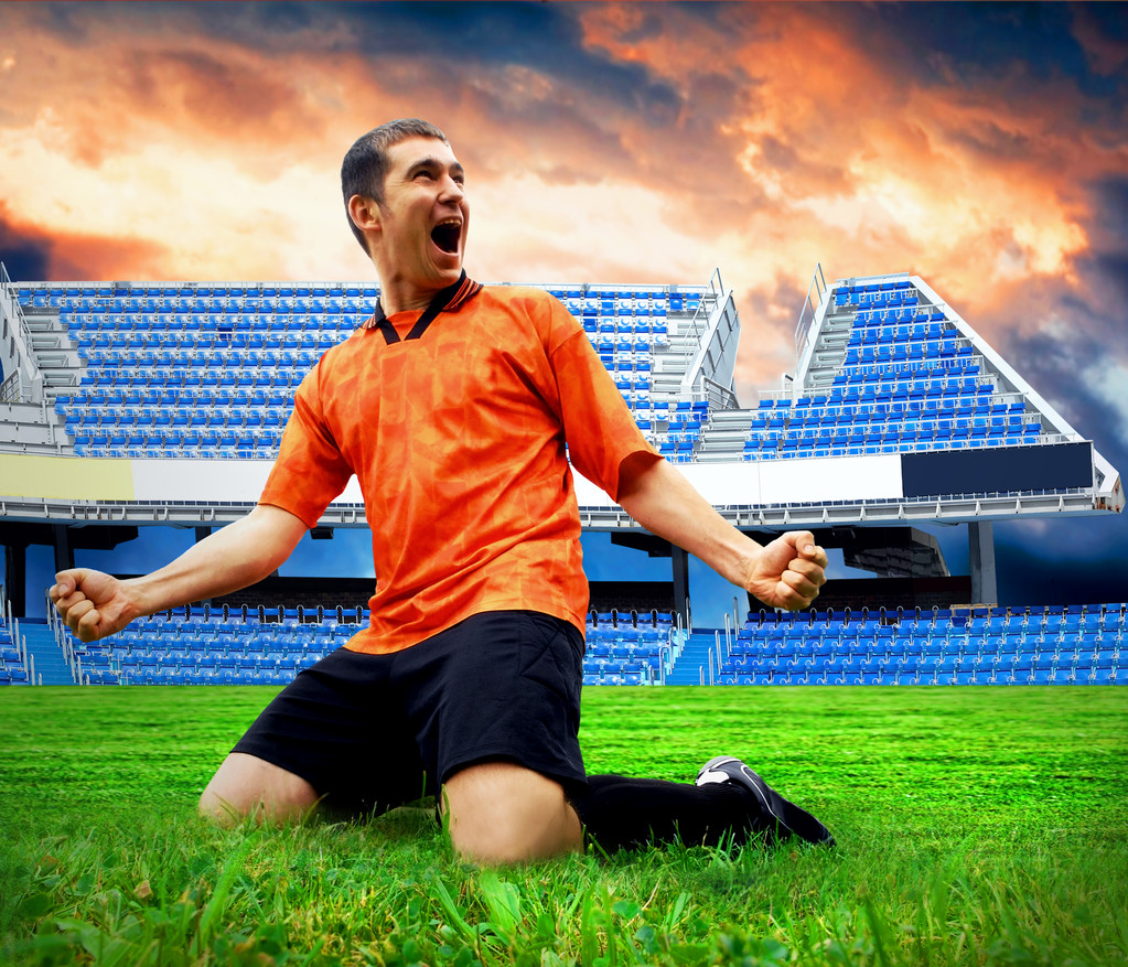 Felicidad jugador de fútbol después de gol en el campo de estadio und
 - Foto, imagen