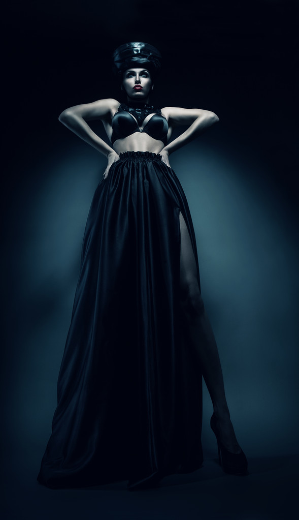 Женщина в длинной черной юбке
 - Фото, изображение