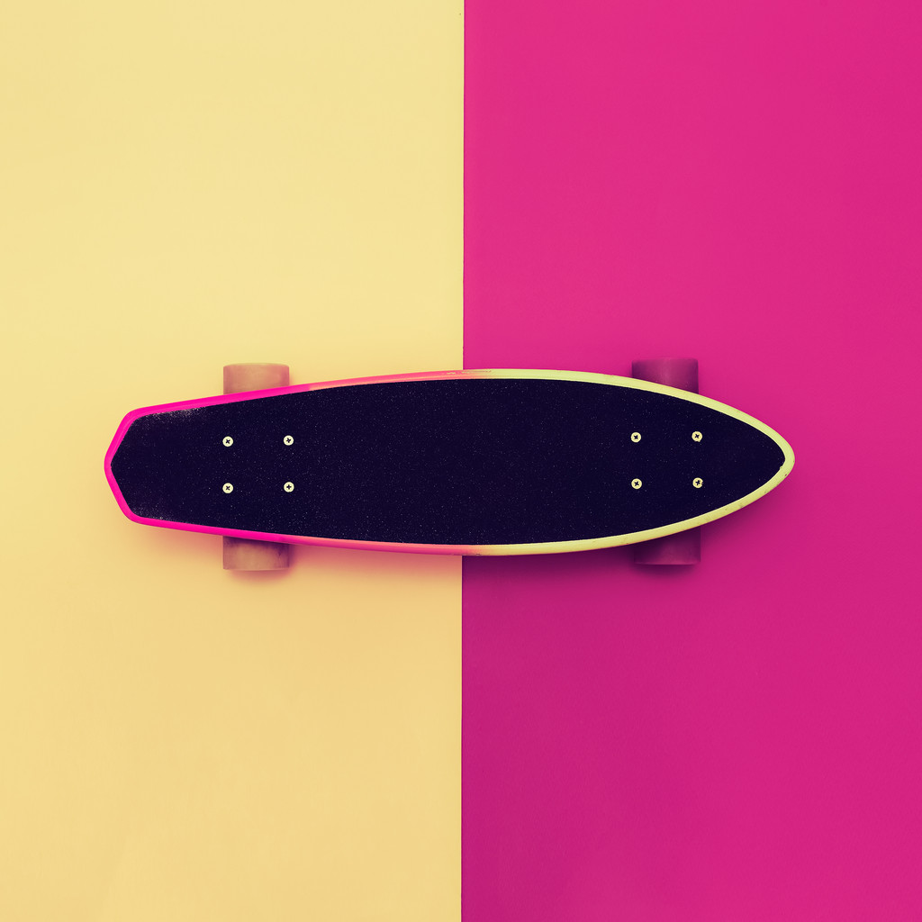 Skate sobre fundo colorido. Estilo brilhante urbano
 - Foto, Imagem