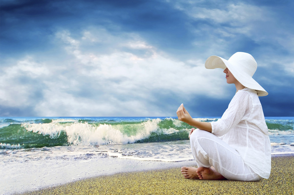 Молодые красивые женщины в белом на пляже
 - Фото, изображение