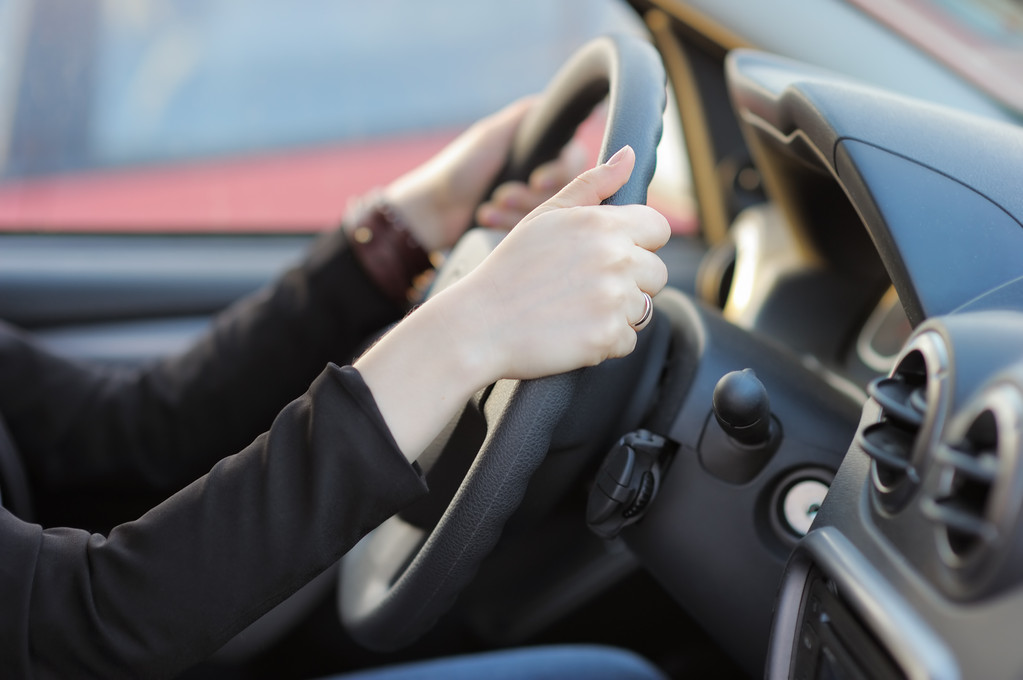 Manos de mujer joven sosteniendo el volante
  - Foto, imagen