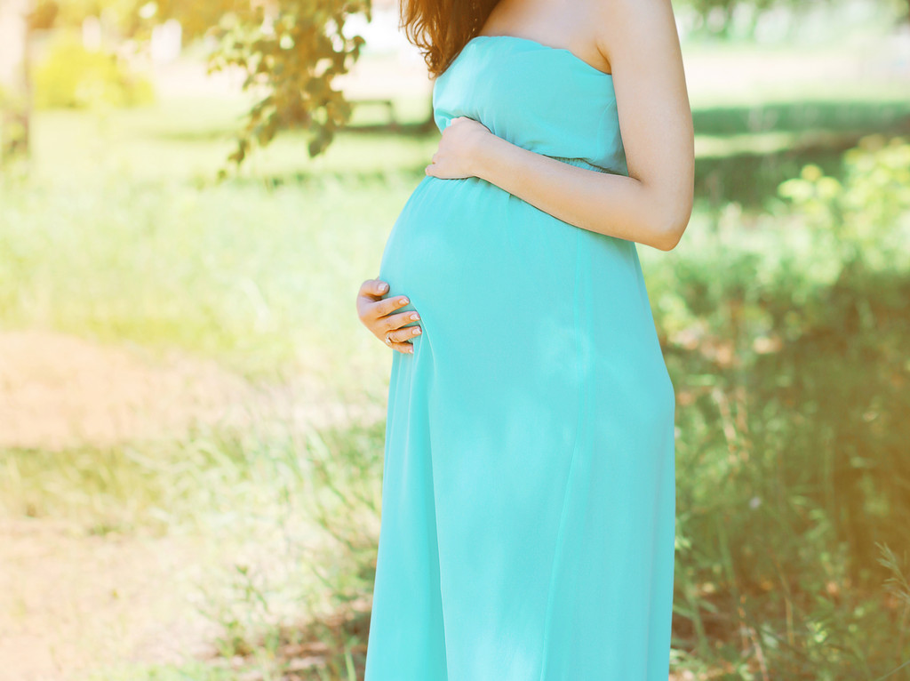 Belle femme enceinte en robe en plein air sur la nature
 - Photo, image