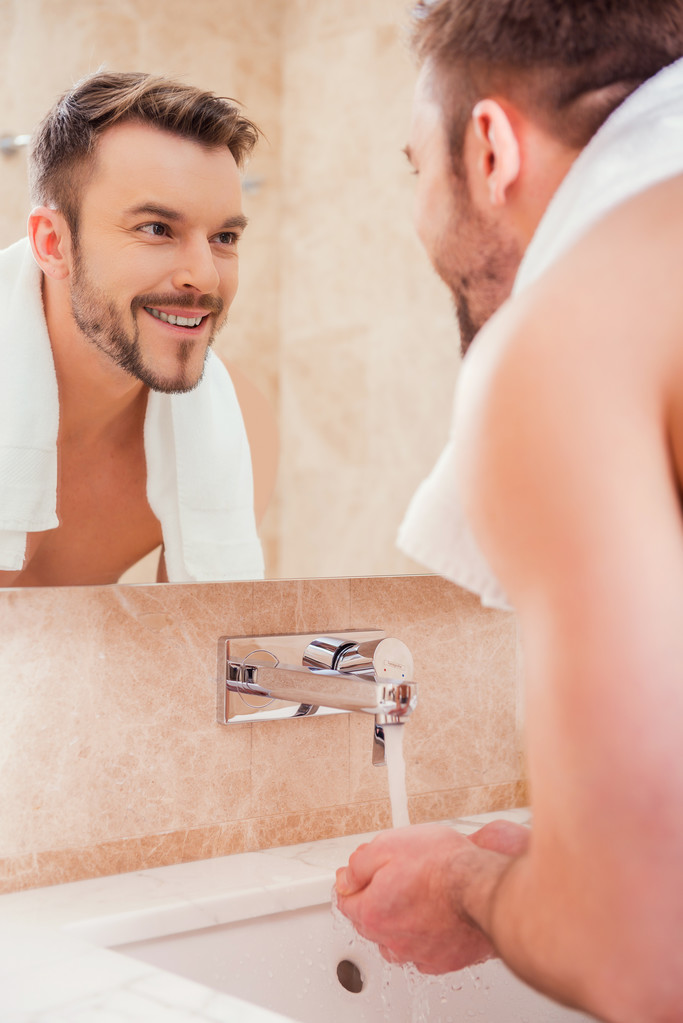 Чоловік миє руки у ванній
 - Фото, зображення