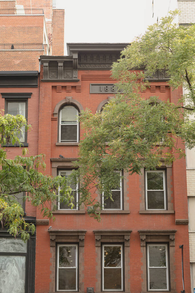 old house with 1888 year on facade near trees in Brooklyn Heights district of New York City - Foto, Bild