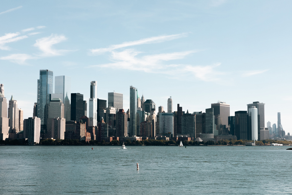 bay of Hudson river and modern skyscrapers of Manhattan under blue sky in New York City - Фото, зображення