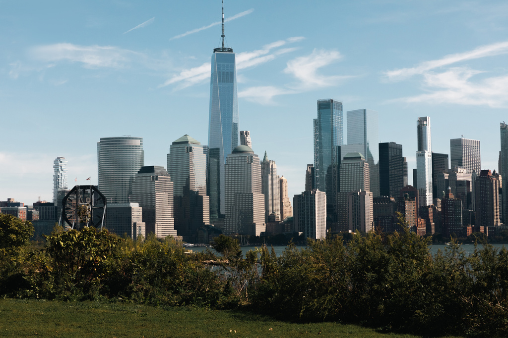 finansowe centrum Manhattanu z One World Trade Center w pobliżu rzeki Hudson i parku w Nowym Jorku - Zdjęcie, obraz