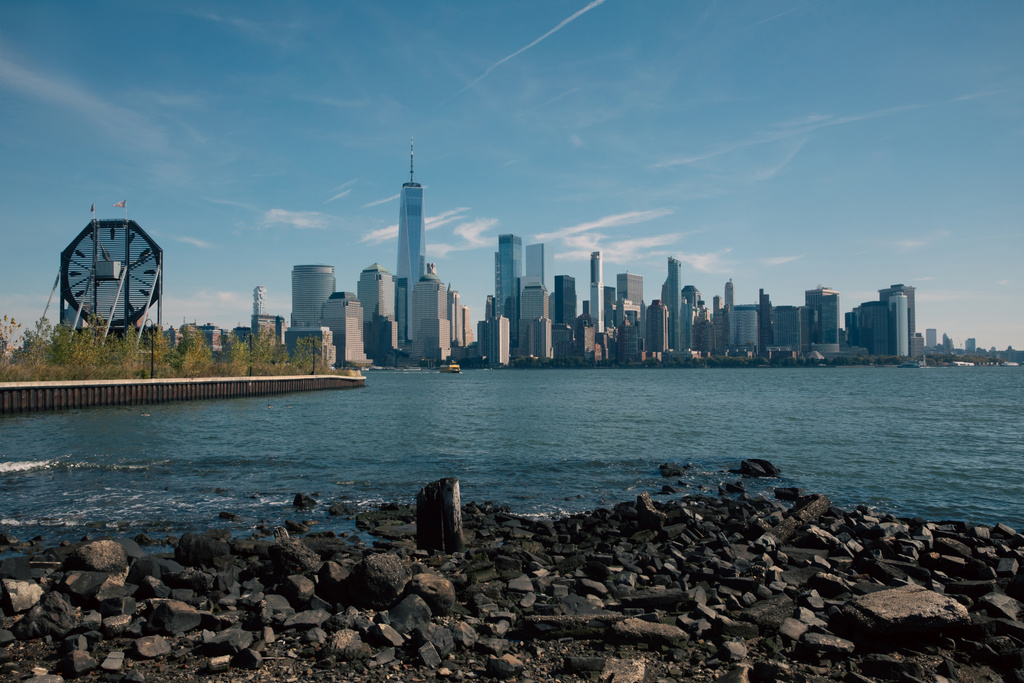 мальовничий пейзаж з річкою Гудзон і сучасними хмарочосами Манхеттена в Нью-Йорку. - Фото, зображення