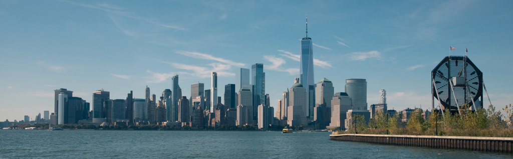 skyline com arranha-céus de Manhattan perto do rio Hudson, em Nova York, bandeira - Foto, Imagem