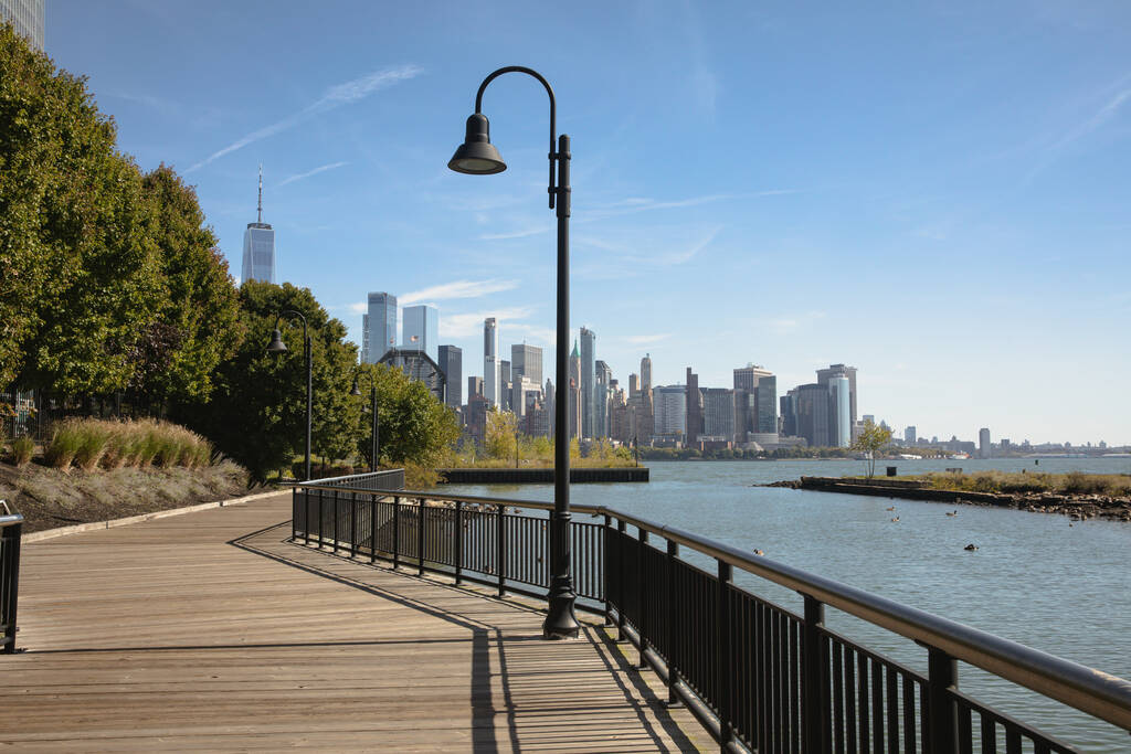 walkway on embankment of Hudson river with scenic view of skyscrapers of New York City - Fotoğraf, Görsel