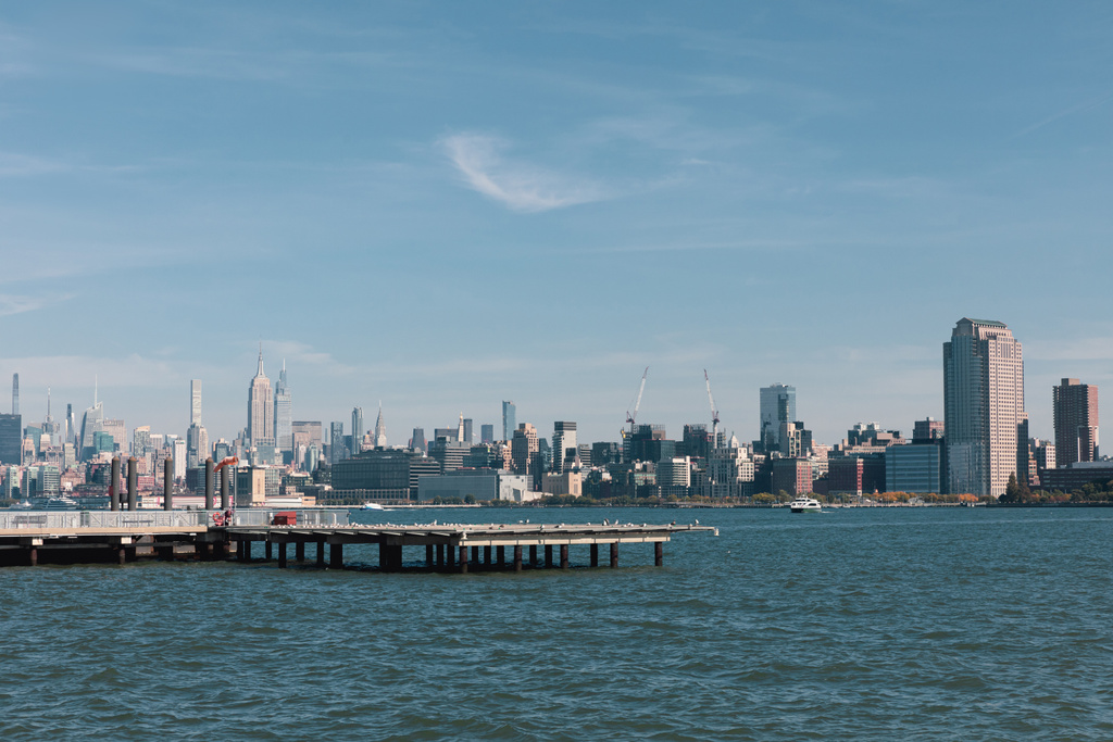 マンハッタンの桟橋と高層ビルがあるニューヨーク湾の絵のような景色 - 写真・画像