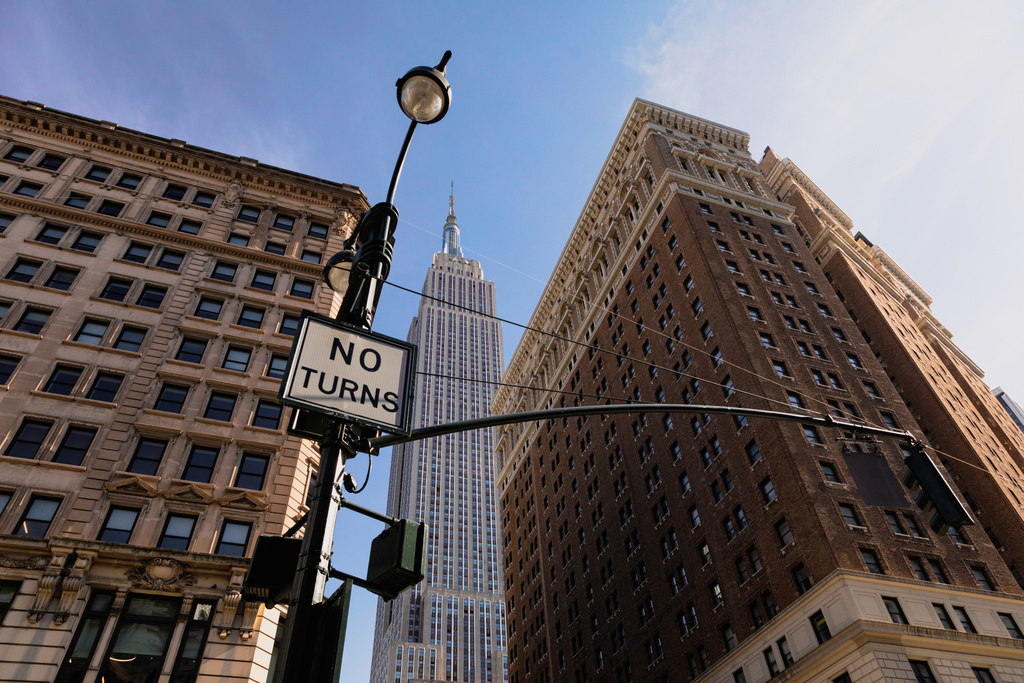 Низький кут огляду ліхтаря без поворотних знаків біля висотних будинків і Емпайр Стейт Білдінг в центрі Нью-Йорка - Фото, зображення