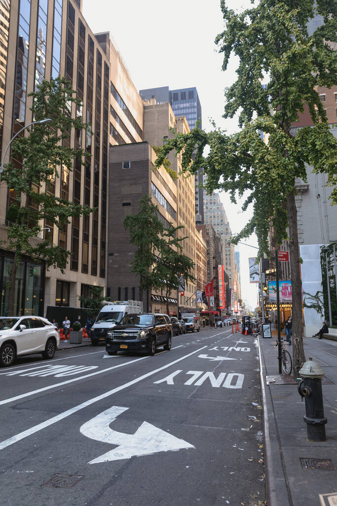 NEW YORK, USA - Október 13, 2022: városi utca autókkal és gyalogosokkal a manhattani kerületben - Fotó, kép