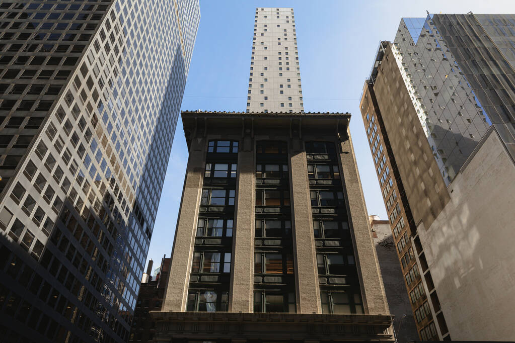 ニューヨーク市のダウンタウンにあるロックフェラーセンターと石造りの建物の低角度ビュー - 写真・画像