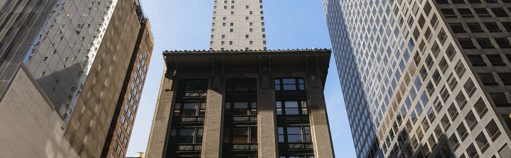 Blick auf die Gebäude des Rockefeller Centers vor blauem Himmel in New York City, Banner - Foto, Bild