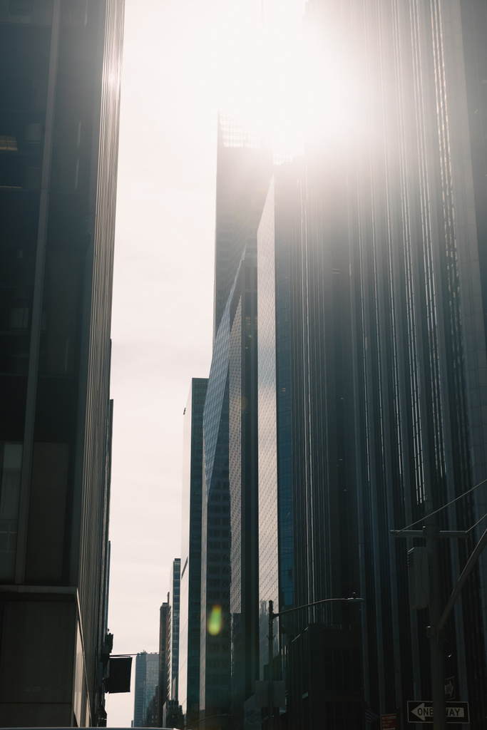 luz solar em fachadas de edifícios modernos no centro da cidade de Nova York - Foto, Imagem