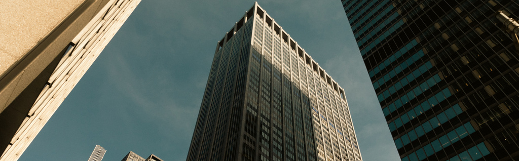 Niedrigwinkel-Ansicht zeitgenössischer Hochhäuser mitten in New York City, Banner - Foto, Bild
