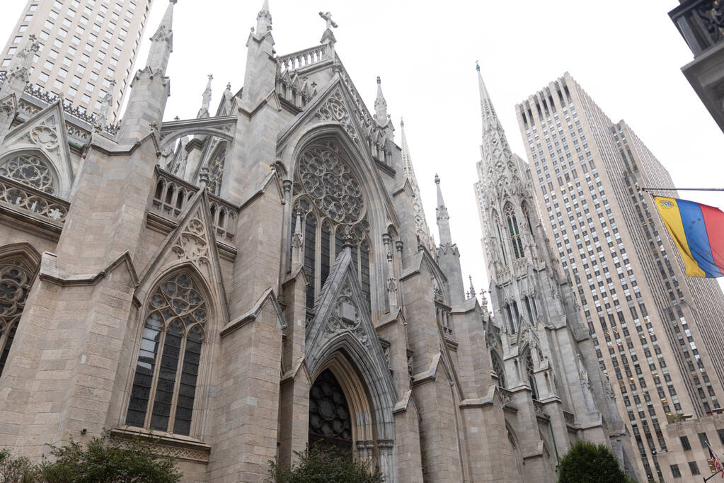 low angle view of ancient st patricks cathedral near modern skyscrapers in New York City - Foto, Bild