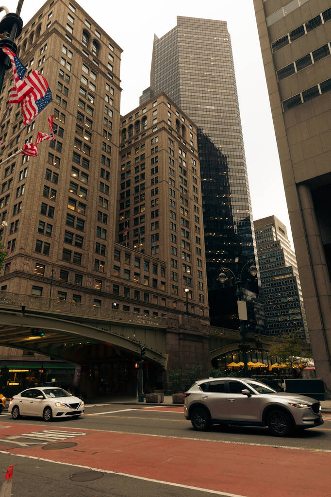 НЬЮ-ЙОРК, США - 13 октября 2022 года: автомобили на дороге с арочным мостом в центре Манхэттена - Фото, изображение