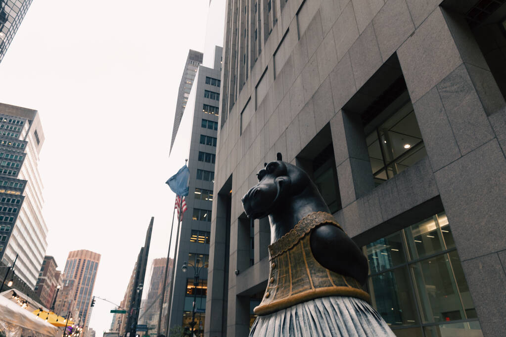estátua de hipopótamo perto de edifício moderno na rua de Nova York - Foto, Imagem