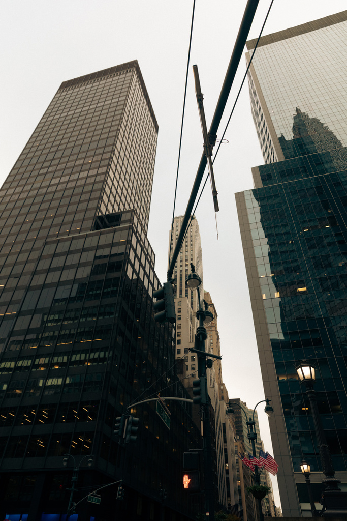 alacsony látószögű kilátás elektromos vezetékek és kortárs épületek üveg homlokzatok New York City - Fotó, kép