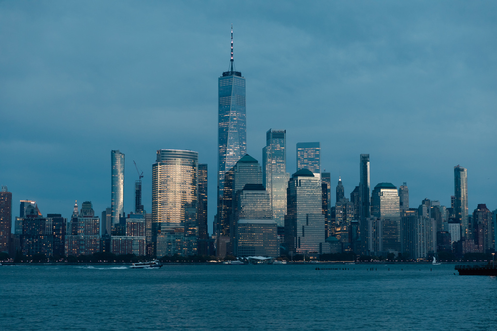 scenic view of Hudson river harbor and skyscrapers of Manhattan financial district in dusk - Φωτογραφία, εικόνα