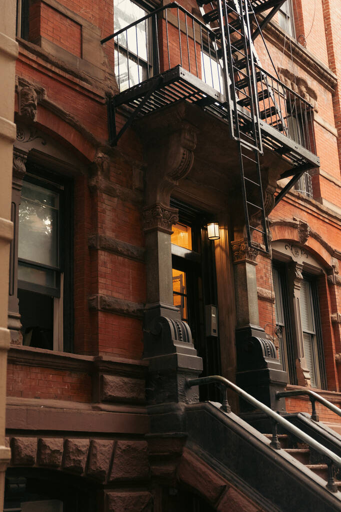 каменный дом с фонарем над входом на городской улице в Нью-Йорке - Фото, изображение