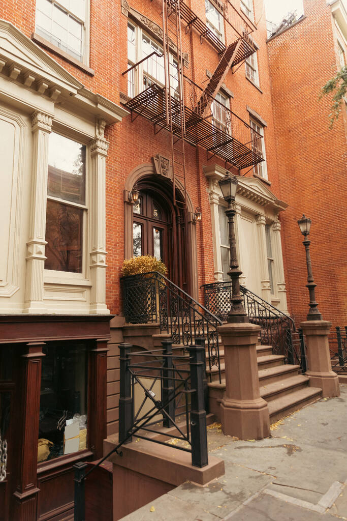 tégla ház lépcsővel és fehér stukkó dekoráció a városi utcában New York City - Fotó, kép
