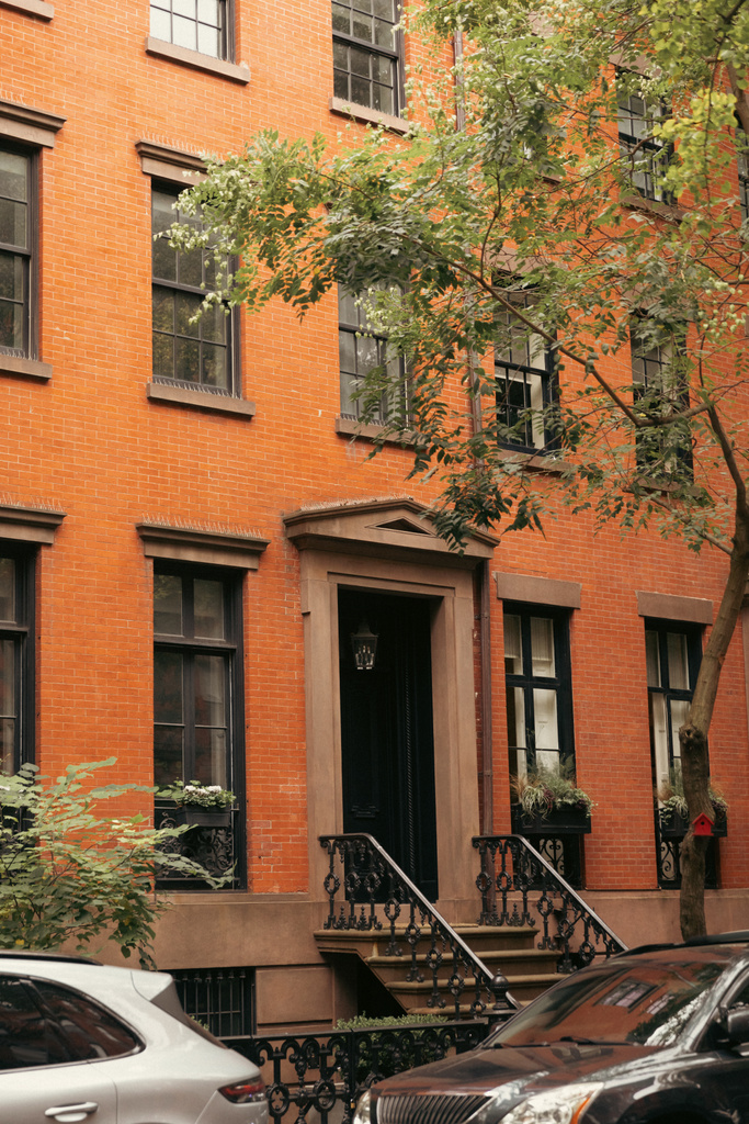 red brick building near cars and trees in Brooklyn Heights district in New York City - Zdjęcie, obraz