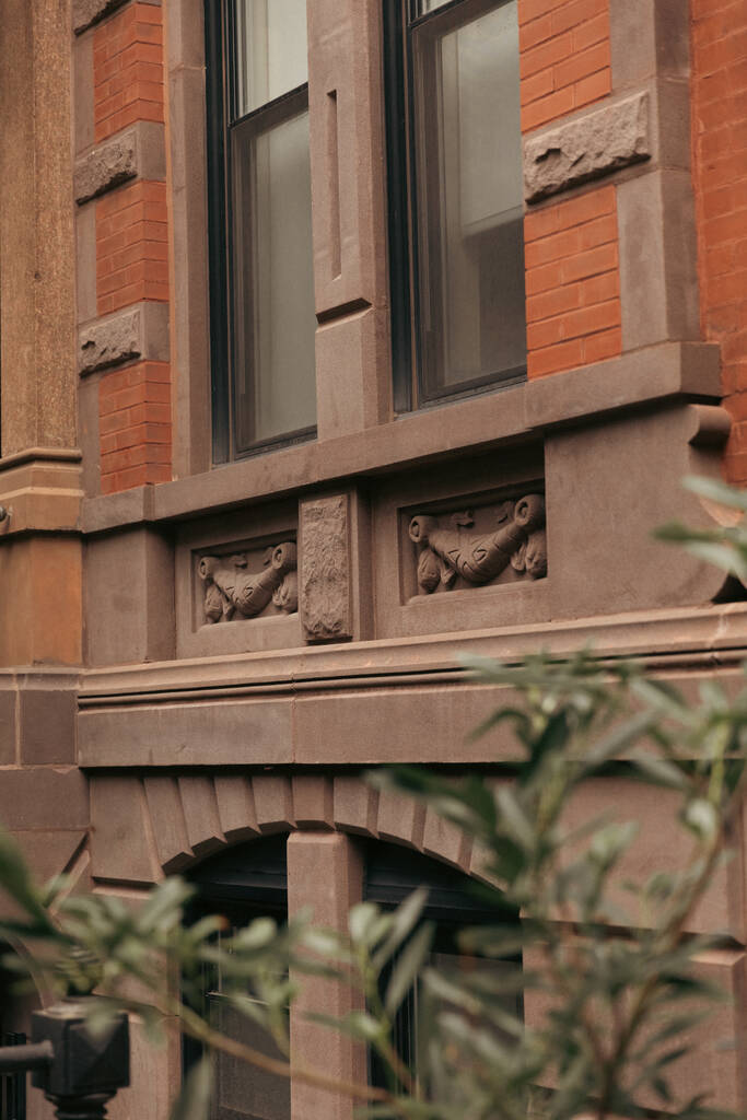 кирпичное здание с серым каменным декором на городской улице района Бруклин Хайтс в Нью-Йорке - Фото, изображение