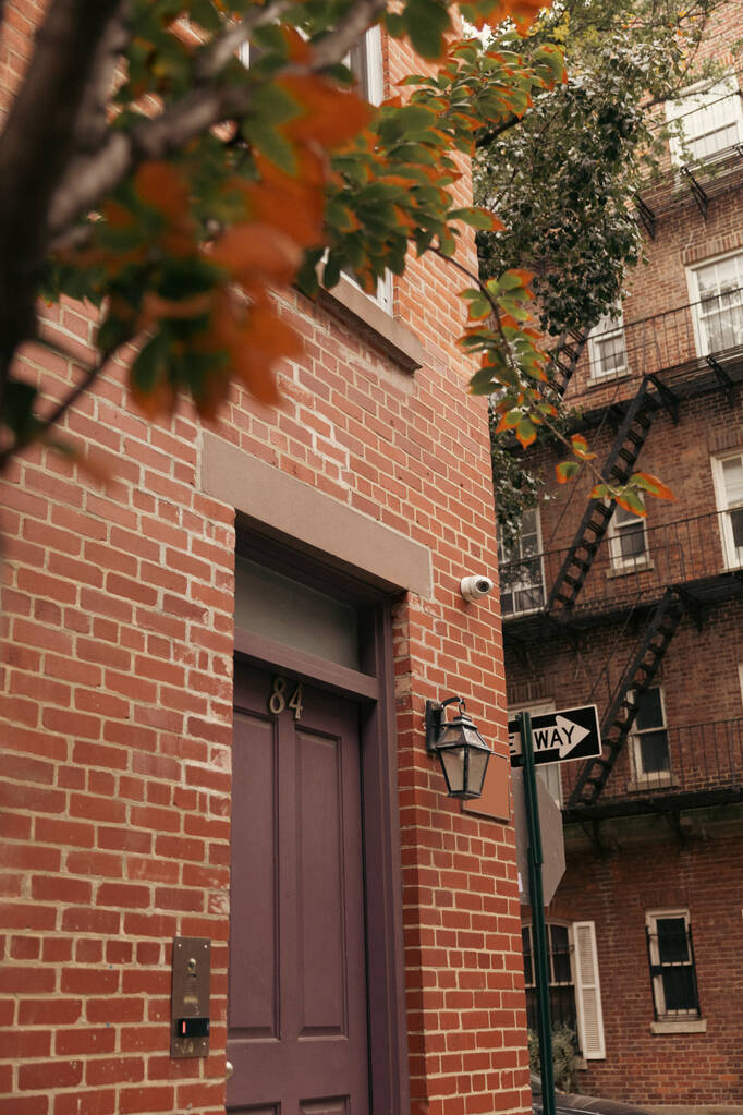 ニューヨーク市のレンガ造りの建物の入り口近くのランタン - 写真・画像