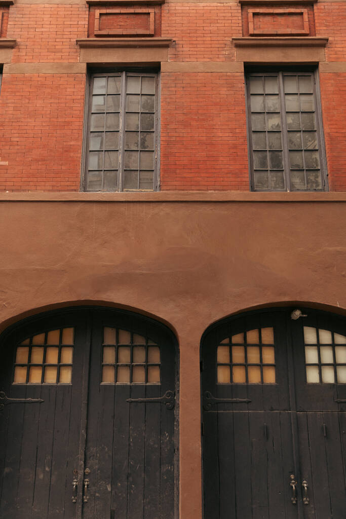 Wooden doors on facade of brick building on street in New York City - Zdjęcie, obraz